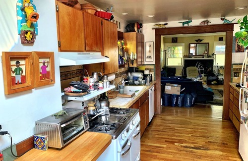 Upper Telegraph House | Charming 3-Bedroom Home in Rockridge, Ideal for Families!