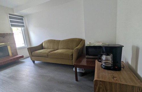 Northwest Calgary House | Cozy 1 Bedroom Suite Near U of C with Kitchen Amenities