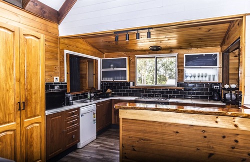 Blackbutt Cabin | Beautiful 3 Bedroom Cabin with Private Pool & Pet Friendly
