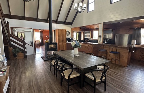 Blackbutt Cabin | Beautiful 3 Bedroom Cabin with Private Pool & Pet Friendly