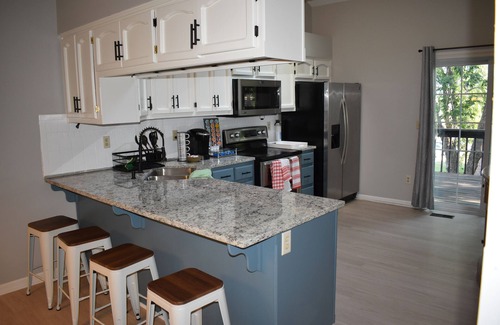 Waldron House | Stylish 3-Bedroom Retreat Near Zona Rosa with Kitchen