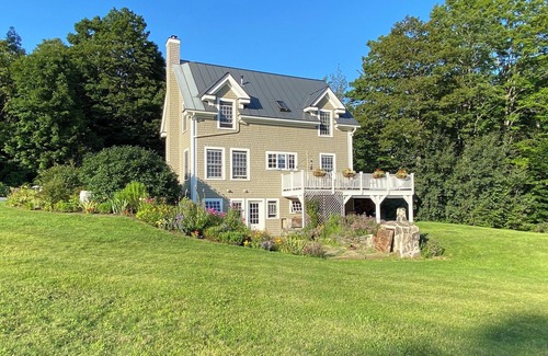 Corinth Cottage | Gorgeous 3-BR Song Sparrow Cottage. Gardens, trails, breathtaking foliage.