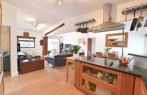 Guildford Cottage | Cozy 3BD Cottage with Parking Near Guildford