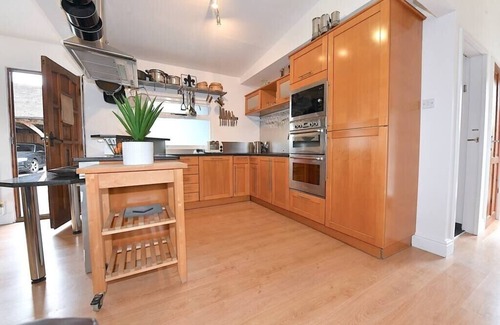 Guildford Cottage | Cozy 3BD Cottage with Parking Near Guildford
