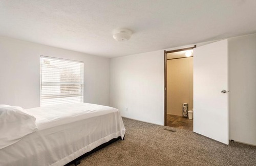 Dale House | Inviting 3BR Guest House - Ideal for COTA F1s & Families