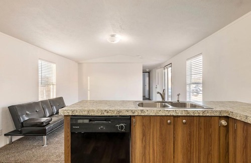Dale House | Inviting 3BR Guest House - Ideal for COTA F1s & Families