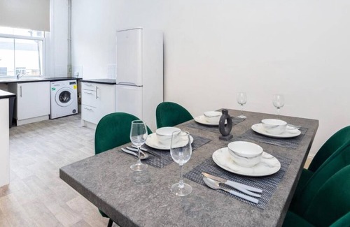 Chelmsford House | Gorgeous 3BR Home HIGH STREET LOCATION by Luxiety Stays