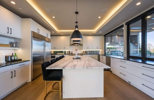 Central Houghton House | Stylish Designer Home with Views, Gym & Pet-Friendly Stay