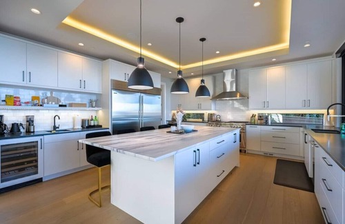 Central Houghton House | Stylish Designer Home with Views, Gym & Pet-Friendly Stay