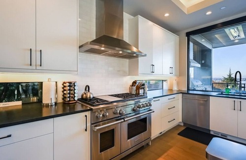 Central Houghton House | Stylish Designer Home with Views, Gym & Pet-Friendly Stay
