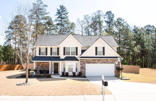 Conyers House | Beautiful 4 Bedroom Home with Pool and Spa Amenities