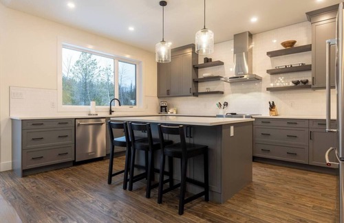 East Kootenay Ski Chalet | Elegant 4 Bedroom Retreat with Private Hot Tub & Spa
