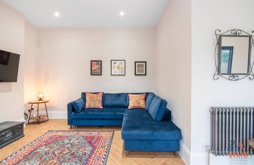 Petts Wood and Knoll House | Inviting 4-BR Bungalow with Breakfast and Child-Friendly Amenities