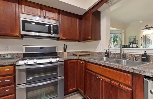 Lake Ridge House | Ideal 4BR Lakeridge Home with Air Hockey and Spa Amenities