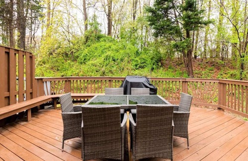 Lake Ridge House | Ideal 4BR Lakeridge Home with Air Hockey and Spa Amenities