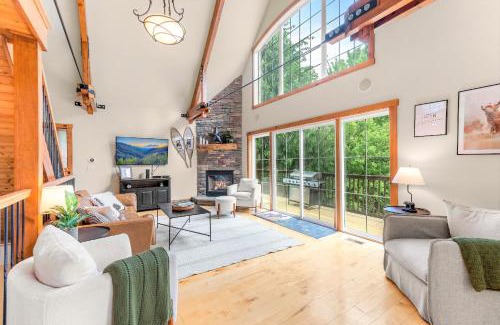 Ellicottville Ski Chalet | Tranquil 5-Bedroom Retreat with Hot Tub Near Holi-Mont