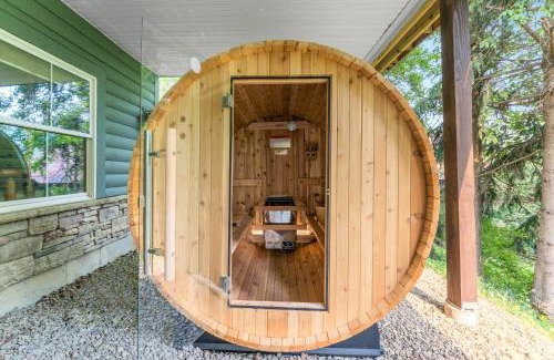 Ellicottville Ski Chalet | Tranquil 5-Bedroom Retreat with Hot Tub Near Holi-Mont
