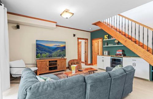 Ellicottville Ski Chalet | Tranquil 5-Bedroom Retreat with Hot Tub Near Holi-Mont