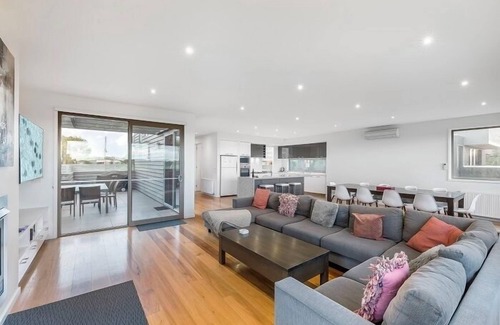 Torquay House | Gorgeous 5 Bedroom House - Golf Course Views - Torquay