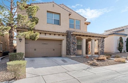 Calico Ridge House | Inviting 5-Bedroom Home in Golf Community with Great Amenities