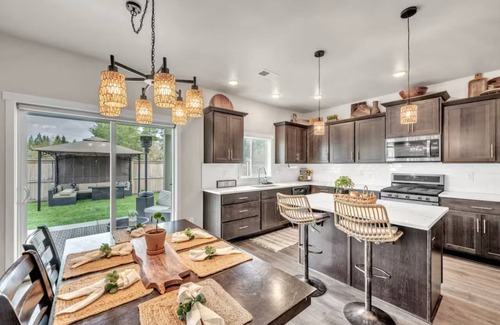 La Pine House | Gorgeous 5-bedroom house with game room in La Pine. Perfect for large groups