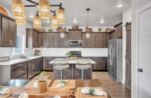 La Pine House | Gorgeous 5-bedroom house with game room in La Pine. Perfect for large groups