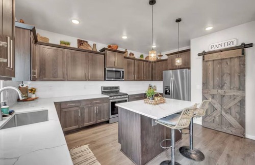 La Pine House | Gorgeous 5-bedroom house with game room in La Pine. Perfect for large groups