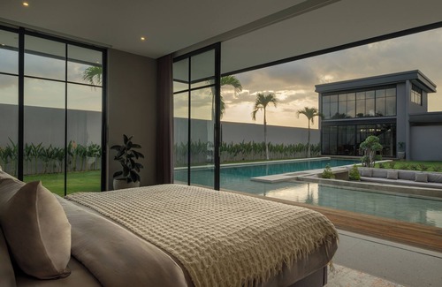 Umalas House | Gorgeous 5-bedroom villa in enchanting Bali with WiFi, AC, Huge Pool and garden
