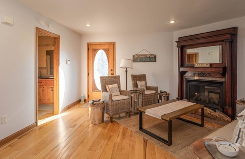 Alexandria Cabin | Pet-Friendly 5 BR A-Frame with Lake View - Rated 10/10