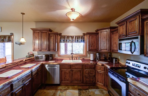 Long Valley Junction Cabin | Top-Rated 5-Star Chalet Between Bryce & Zion - Family-Friendly!