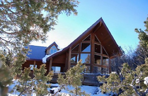 Long Valley Junction Cabin | Top-Rated 5-Star Chalet Between Bryce & Zion - Family-Friendly!