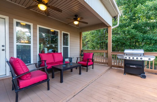 Valley House | Impressive 6BR Lake Home with Pool, Hot Tub & Boathouse