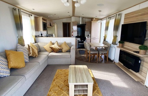 Hopton on Sea House | Scenic 7 Berth Caravan with Decking & Ocean Views at Hopton
