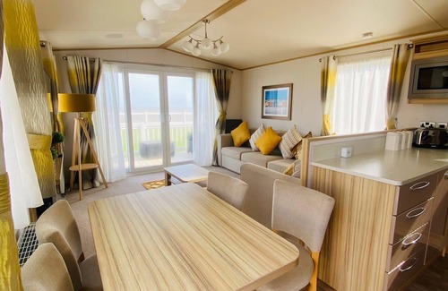 Hopton on Sea House | Scenic 7 Berth Caravan with Decking & Ocean Views at Hopton