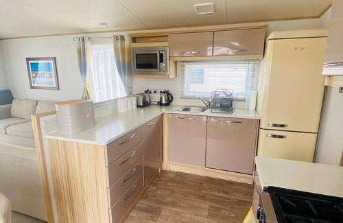 Hopton on Sea House | Scenic 7 Berth Caravan with Decking & Ocean Views at Hopton
