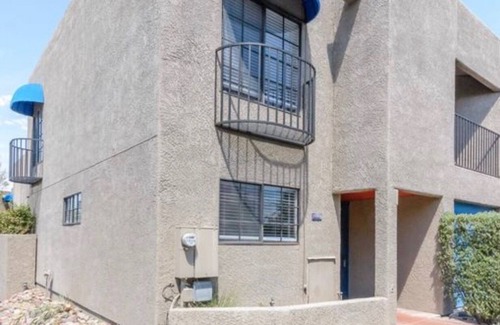 Blenman-Elm House | Modern Smart Townhome Near UA/Banner - Rated 10/10!