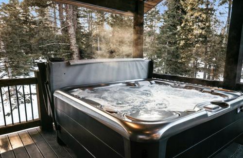 Duck Creek Village House | Gorgeous and Fully Equipped Cabin with Hot Tub in Duck Creek Village, Perfect for a Family Holiday in the Mountains