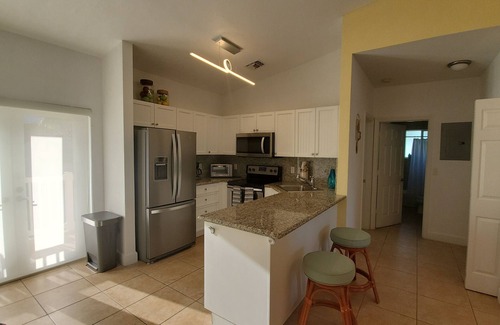 Alice Town Villa | Elegant 2 Bedroom Villa with Ocean View & Top Amenities
