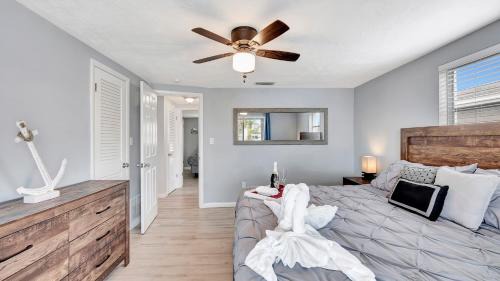 Flor-a-mar House | Serene Waterfront Retreat with Family & Pet-Friendly Amenities