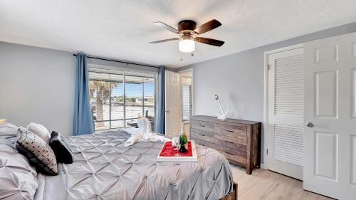 Flor-a-mar House | Serene Waterfront Retreat with Family & Pet-Friendly Amenities