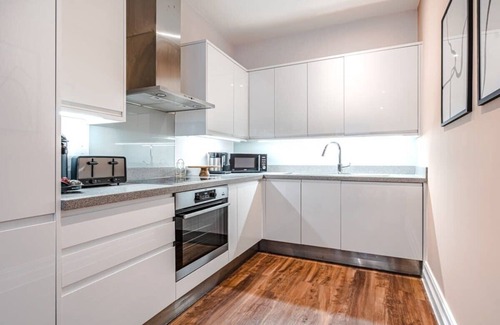 Soho Apartment | Stylish 1-Bed Soho Retreat with Family-Friendly Amenities