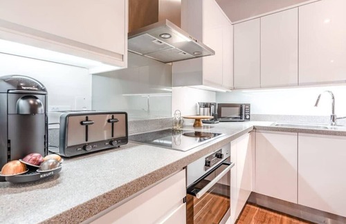 Soho Apartment | Stylish 1-Bed Soho Retreat with Family-Friendly Amenities