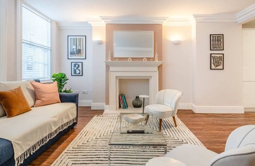 Soho Apartment | Stylish 1-Bed Soho Retreat with Family-Friendly Amenities