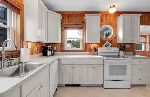 Ocean Park House | Idyllic Beach House with Ocean View & Breakfast Included