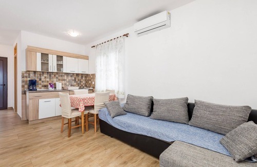Baric Draga Apartment | Charming Stay in Family House by the Ocean in Bari