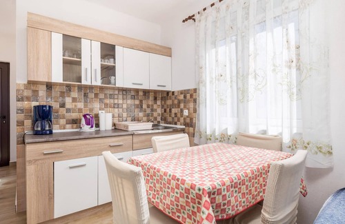 Baric Draga Apartment | Charming Stay in Family House by the Ocean in Bari