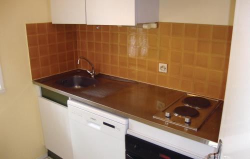 Argeles Plage Apartment | Inviting Apartment in Argeles Sur Mer with Family Kitchen