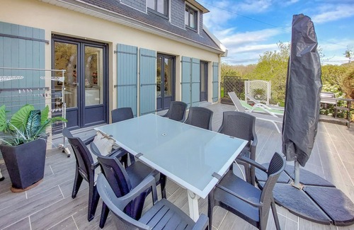 Concarneau Apartment | Family-Friendly 3 Bedroom Stay in Concarneau with Spa
