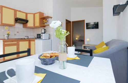 Podgradina Apartment | Cozy 1 Bedroom Stay with Oceanfront Views in Podgradina