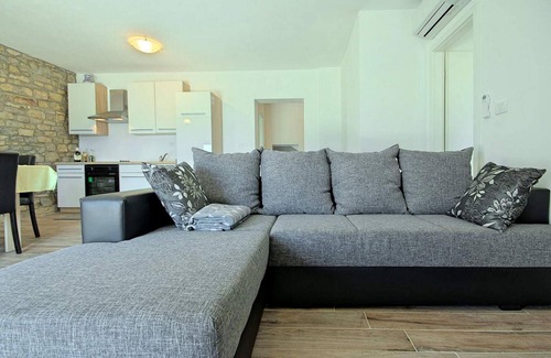 Krasica Apartment | Comfortable 2 Bedroom Stay in Buje with Spa & Breakfast